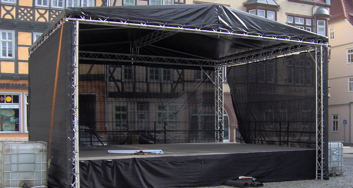 Bühne mit Dach